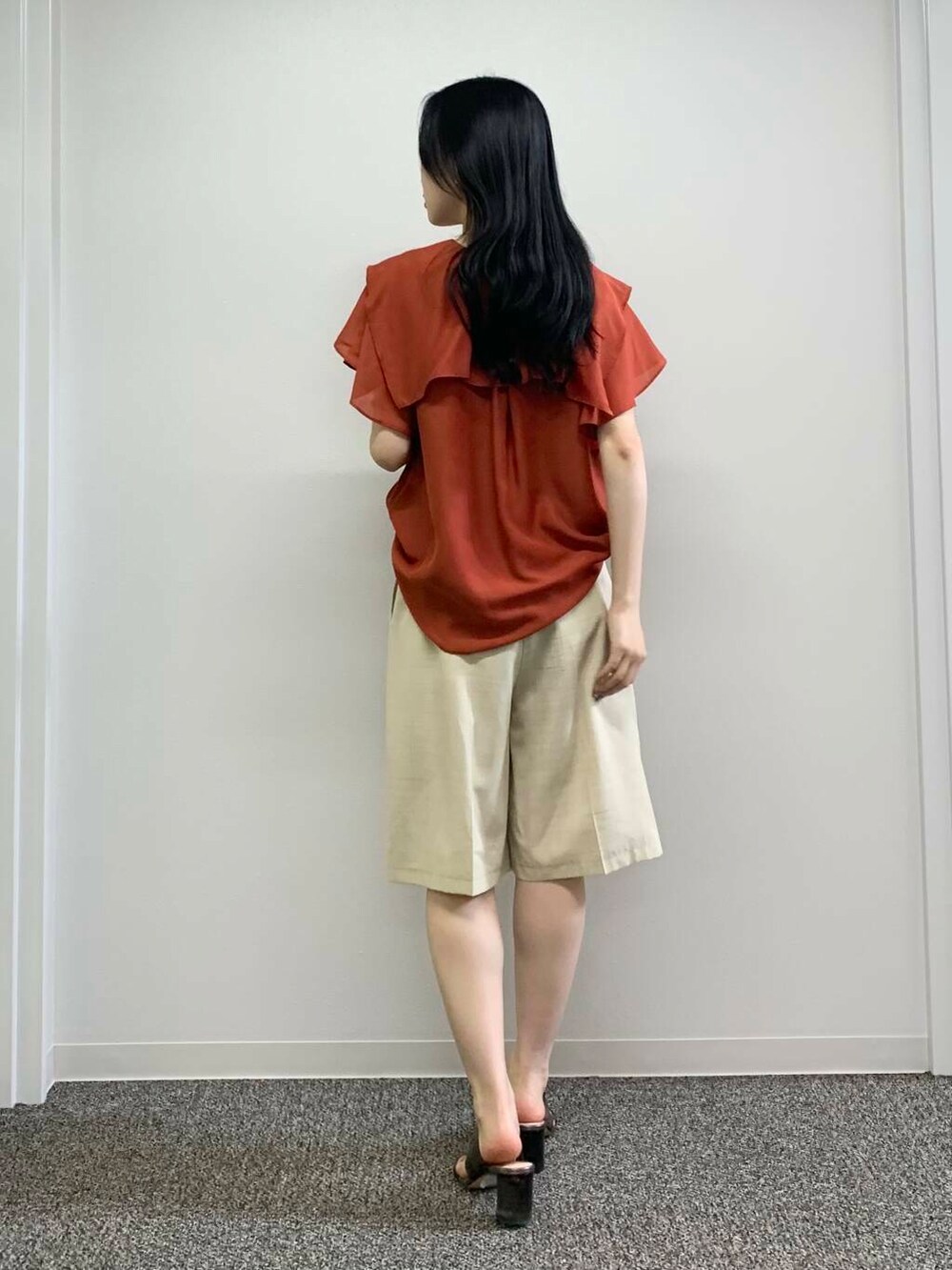 ベージュ系のその他パンツ、レッド系のシャツ/ブラウスを着用したレディースの春コーディネートの5枚目の写真