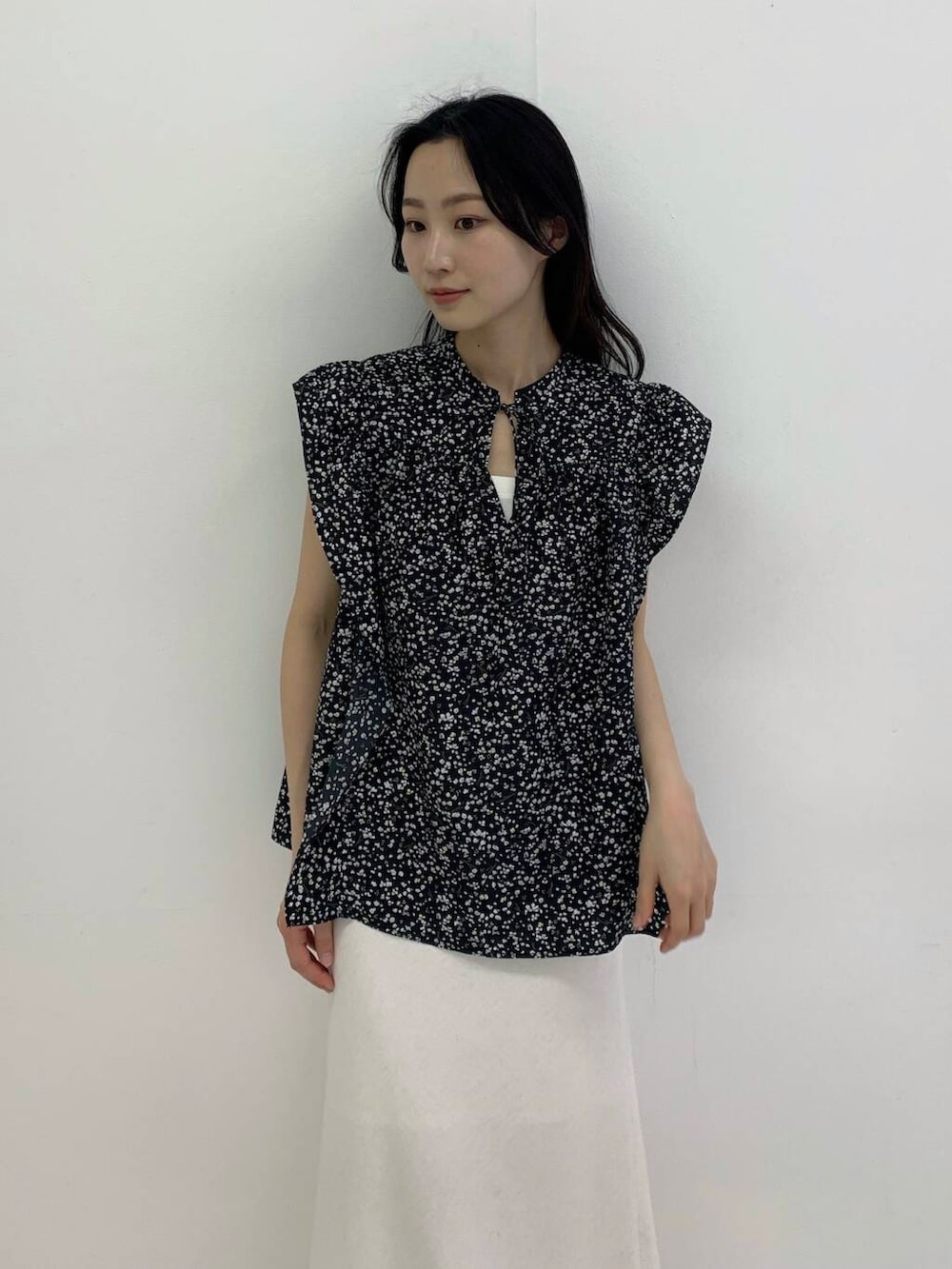 「スカート、ノースリーブ、休日コーデ、休日スタイル、ROSSO、骨格ウェーブ、キレイめスタイル、初夏のお出掛けコーデ、ブルベ夏×骨格ウェーブ、トレンドシャツ」｜「URBAN RESEARCH ROSSO WOMENの接触冷感リネン混バイヤススカート（スカート、ホワイト系）」を使った、美波さん（レディース・158cm）の春コーディネートの4枚目の写真