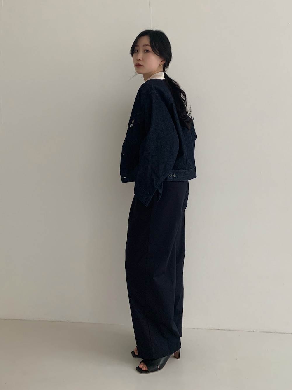 ブルー系のデニムジャケット、ブルー系のその他パンツを着用したレディースの冬コーディネートの2枚目の写真