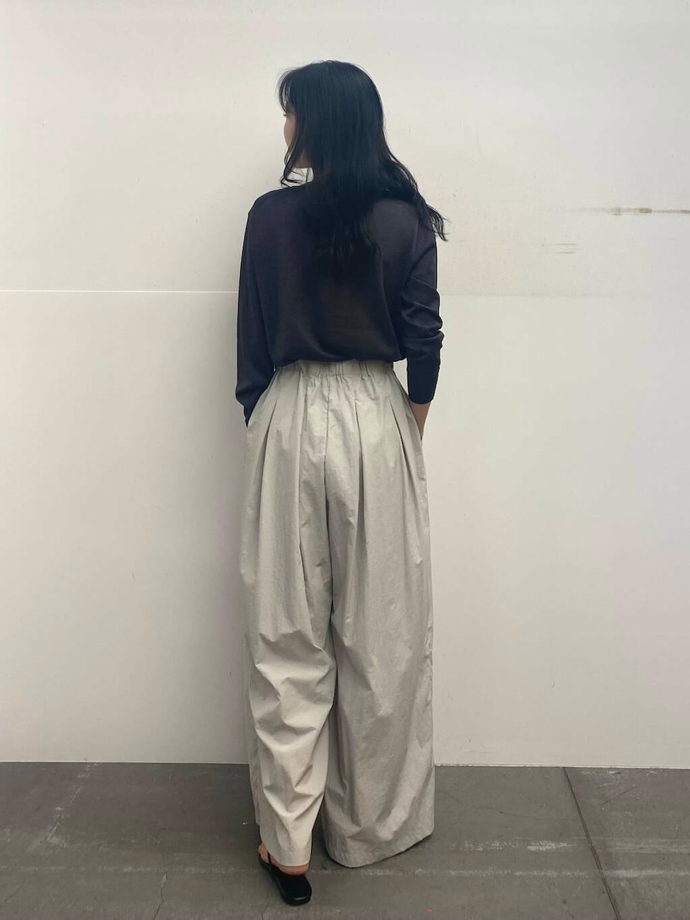 ブラック系のサンダル、グレー系のその他パンツ、グレー系のカーディガン/ボレロを着用したレディースの夏コーディネートの5枚目の写真