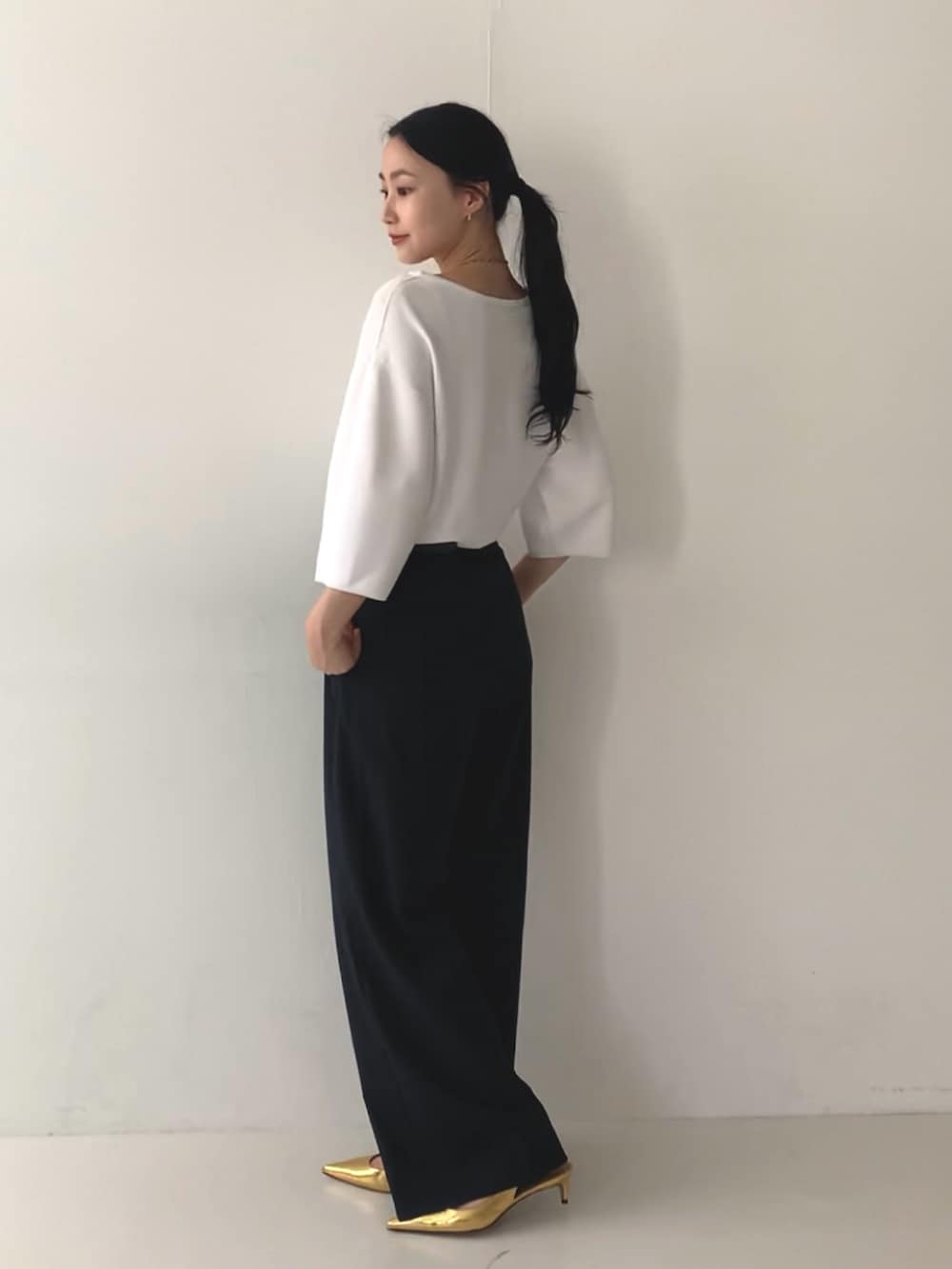 ブルー系のその他パンツ、ホワイト系のニット/セーターを着用したレディースの夏コーディネートの2枚目の写真