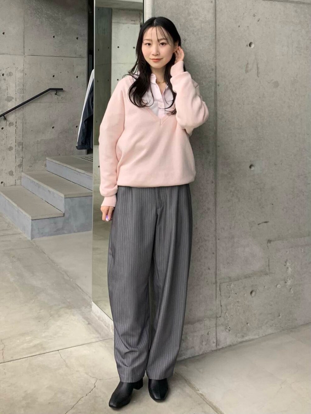 ブラック系のブーツ、ピンク系のシャツ/ブラウス、ピンク系のチュニックを着用したレディースの冬コーディネートの4枚目の写真