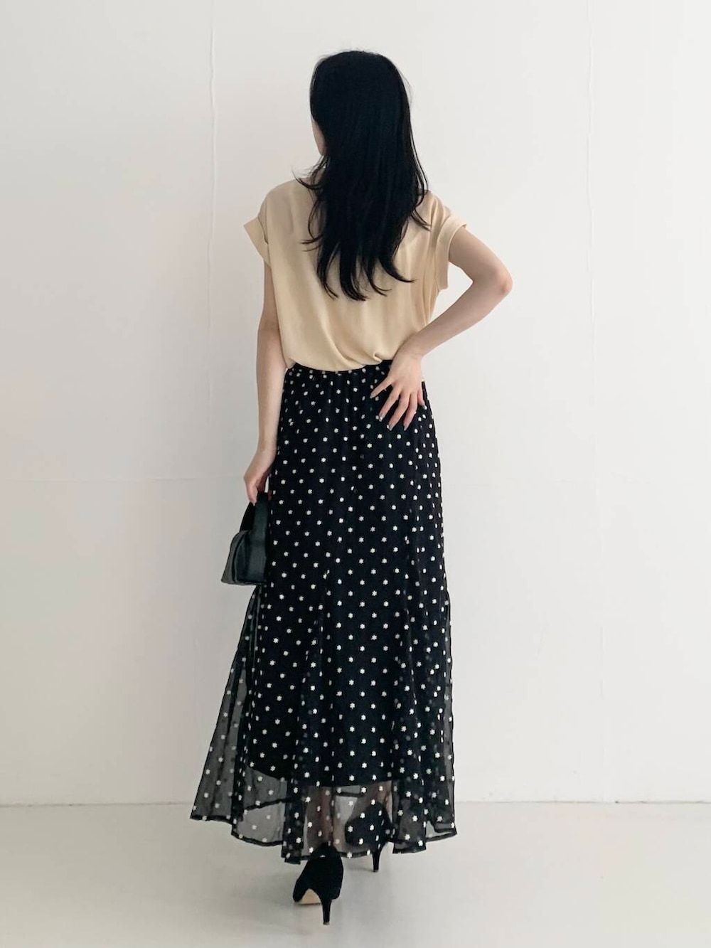「スカート、デートコーデ、休日コーデ、オフィスカジュアル、ROSSO、ブルベ夏、骨格ウェーブ、キレイめスタイル、初夏のお出掛けコーデ、ブルベ夏×骨格ウェーブ、きれいめフェミニン」｜「URBAN RESEARCH ROSSO WOMENの『MADE IN JAPAN』オリジナルスウェードパンプス（パンプス、ブラック系）」を使った、美波さん（レディース・158cm）の春コーディネートの6枚目の写真