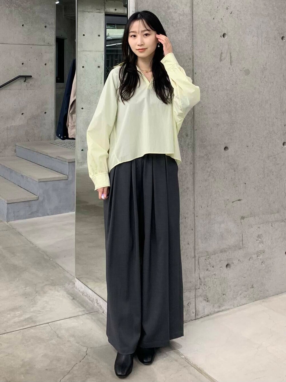 ブラック系のブーツ、グレー系のその他パンツ、グリーン系のシャツ/ブラウスを着用したレディースの冬コーディネートの3枚目の写真