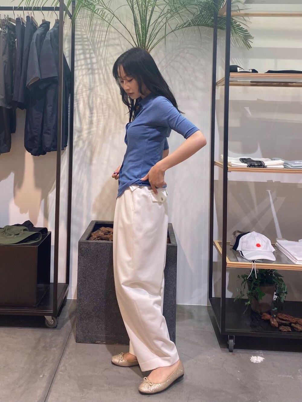 ホワイト系のその他パンツ、ブルー系のカーディガン/ボレロを着用したレディースの夏コーディネートの4枚目の写真