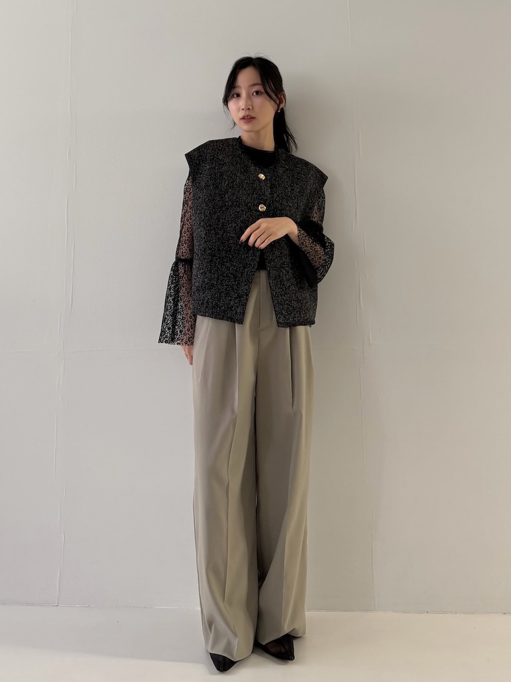 ブラック系のベスト、ブラック系のシャツ/ブラウス、ベージュ系のその他パンツを着用したレディースの冬コーディネートの2枚目の写真