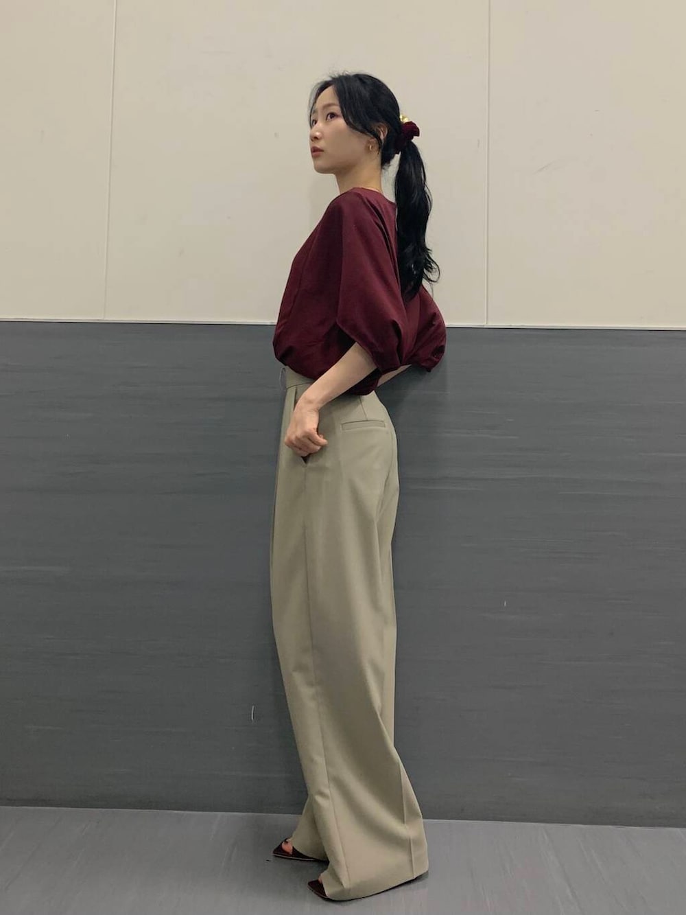 「接触冷感、オフィスカジュアル、ROSSO、お仕事、ブルベ夏、骨格ウェーブ、きれいめtシャツ、キレイめスタイル、ブルベ夏×骨格ウェーブ、sip2412」｜「URBAN RESEARCH ROSSO WOMENの防シワハイウエストワイドスラックス（その他パンツ、ブラウン系）」を使った、美波さん（レディース・158cm）の夏コーディネートの4枚目の写真