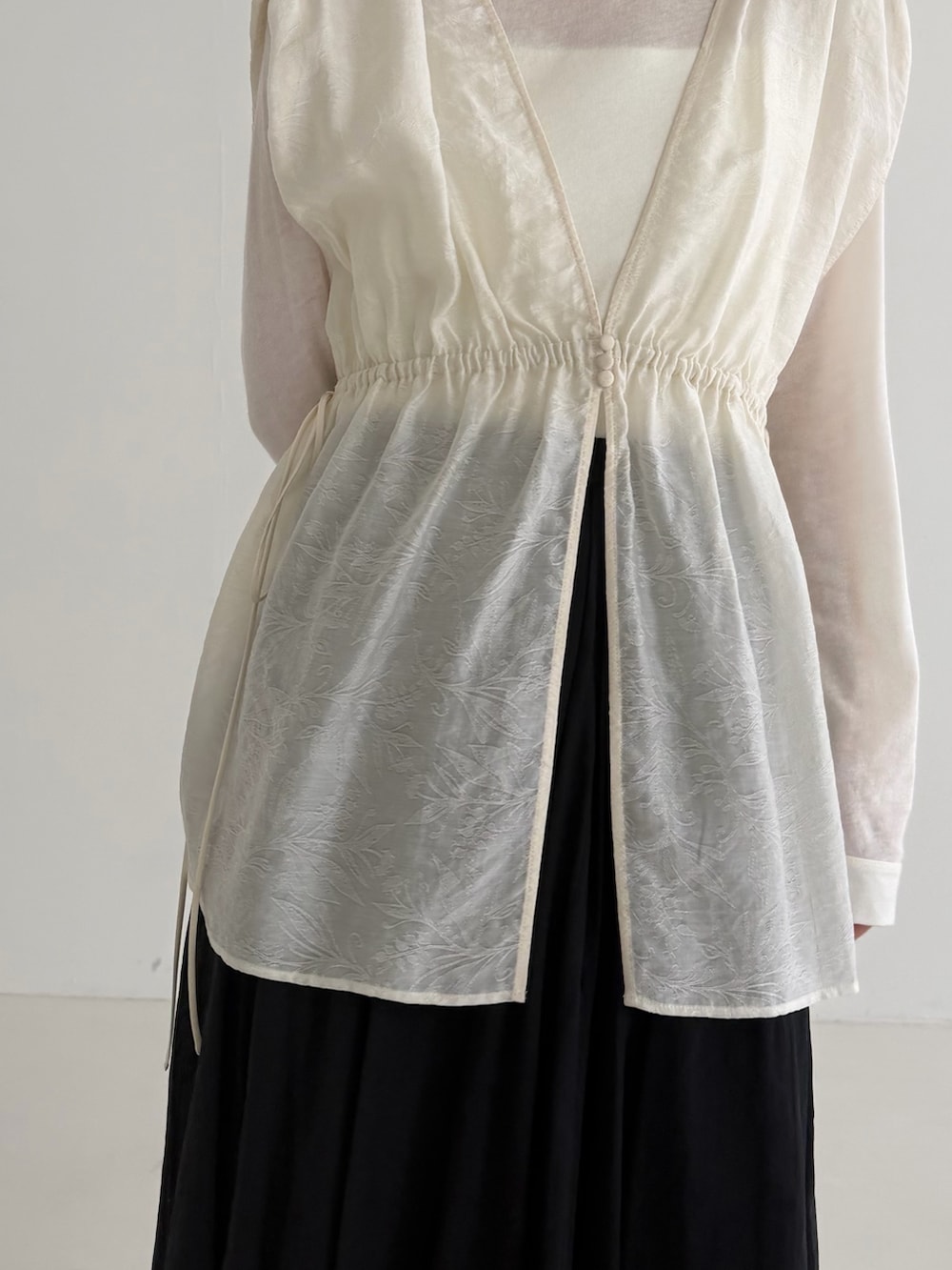 ブラック系のスカート、ホワイト系のその他トップス、ホワイト系のTシャツ/カットソーを着用したレディースの冬コーディネートの4枚目の写真