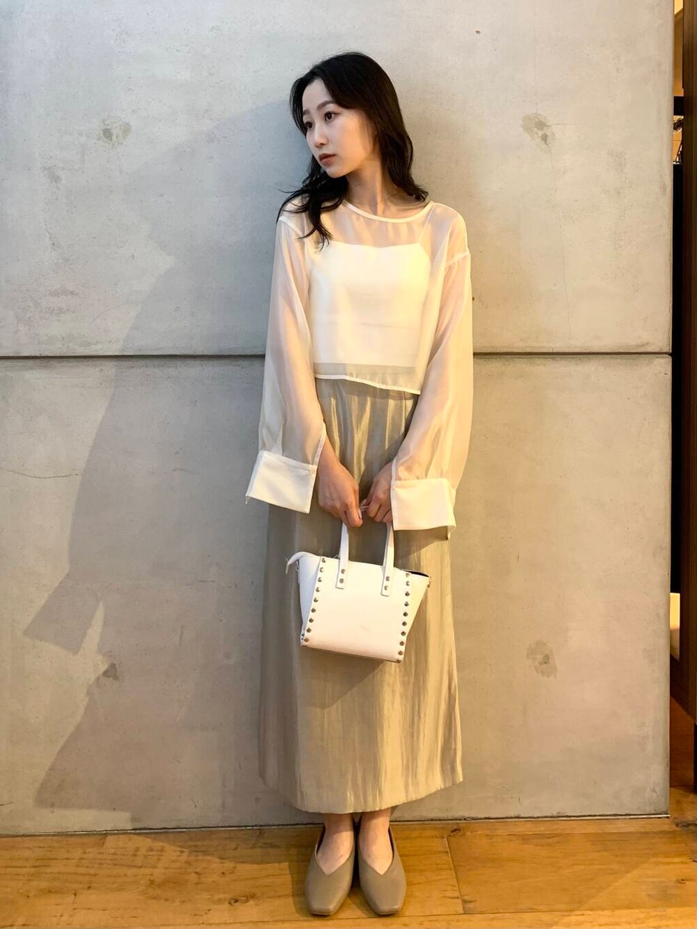 ホワイト系のショルダーバッグ、シルバー系のスカート、ホワイト系のシャツ/ブラウスを着用したレディースの夏コーディネートの3枚目の写真