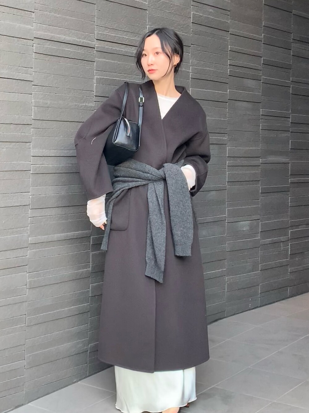 グレー系のその他アウターを着用したレディースの冬コーディネートの2枚目の写真