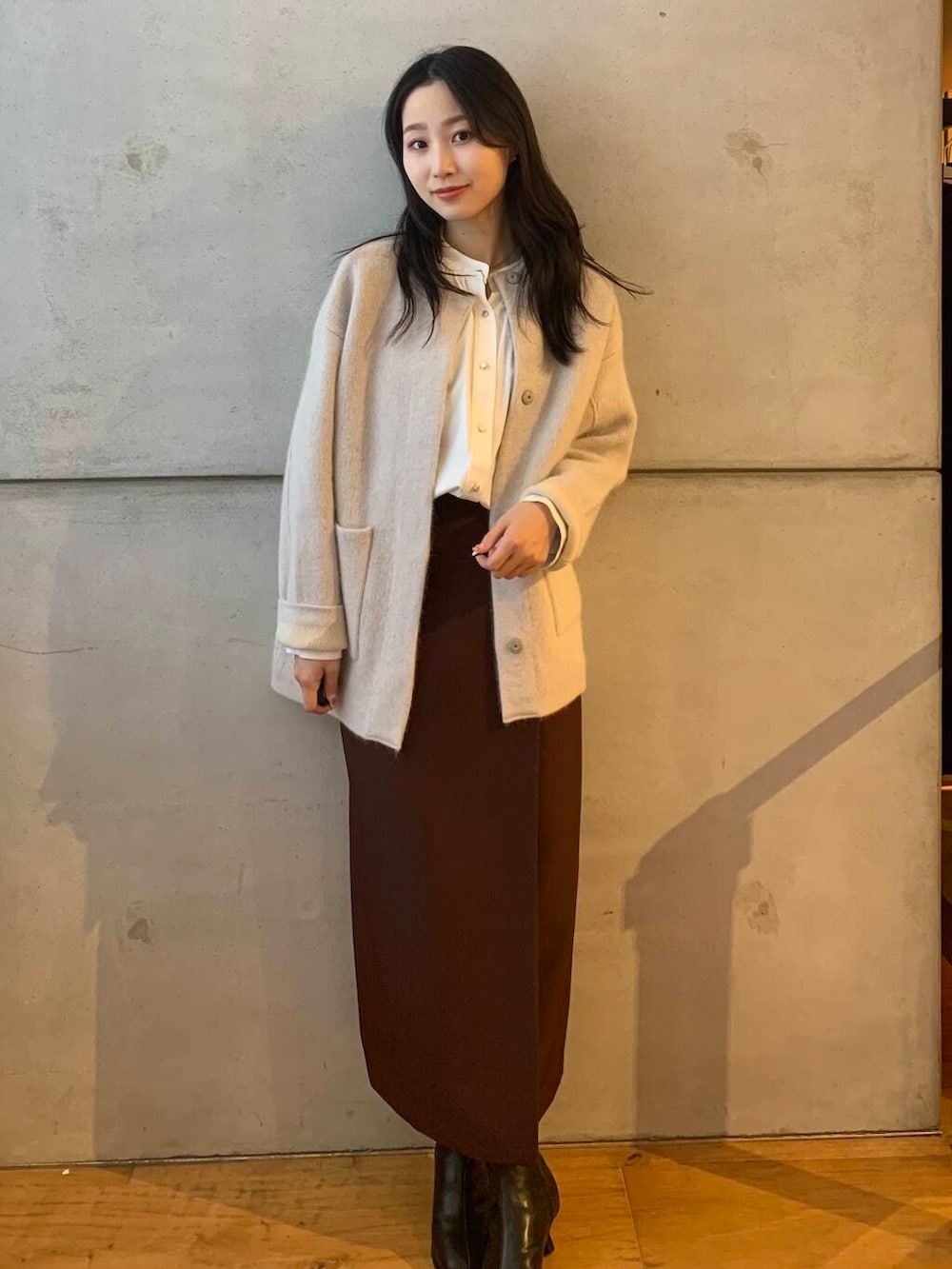 ブラック系のブーツ、グレー系のカーディガン/ボレロ、ホワイト系のシャツ/ブラウスを着用したレディースの秋コーディネートの6枚目の写真