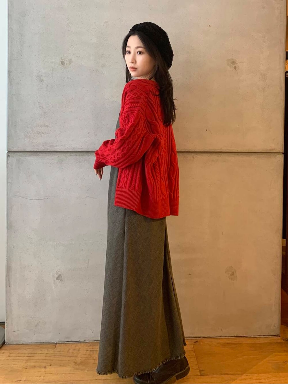 レッド系のカーディガン/ボレロ、ブラウン系のワンピース、ブラック系のハンチング/ベレー帽を着用したレディースの秋コーディネートの5枚目の写真