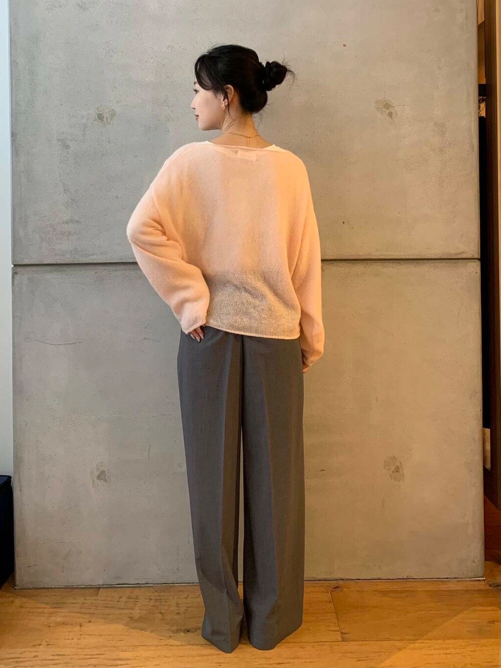 グレー系のその他パンツ、ブラック系のレインシューズ、ピンク系のニット/セーターを着用したレディースの秋コーディネートの6枚目の写真