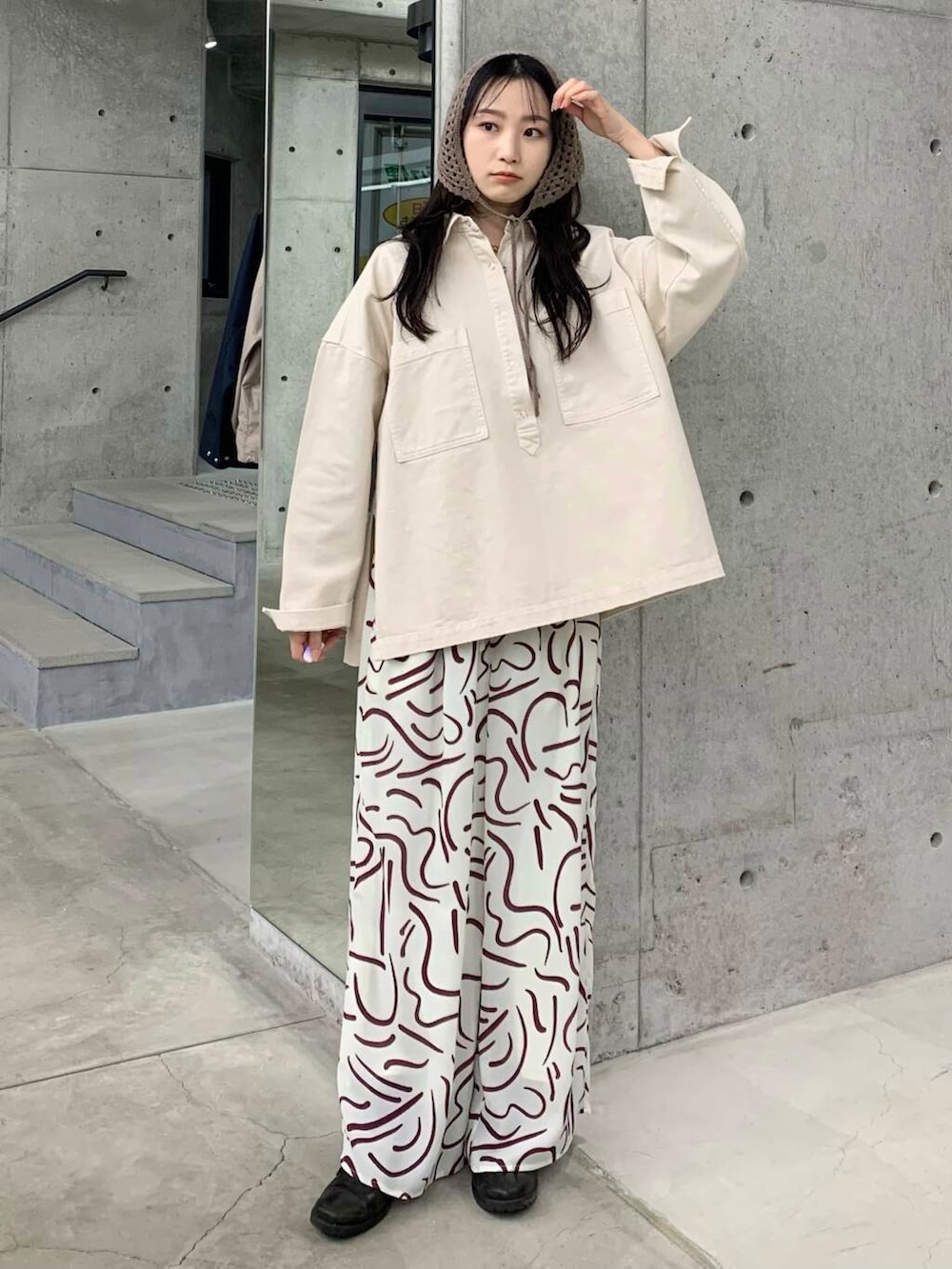 レッド系のその他パンツ、ホワイト系のシャツ/ブラウス、ベージュ系のバンダナ/スカーフを着用したレディースの冬コーディネートの3枚目の写真