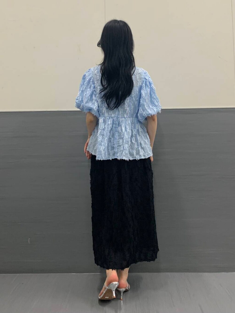 「スカート、休日コーデ、休日スタイル、ROSSO、ブルベ夏、骨格ウェーブ、キレイめスタイル、ブルベ夏×骨格ウェーブ、sip2412、万能ブラウスコーデ、ハイサマーコレクション、highsummer」｜「URBAN RESEARCH ROSSO WOMENのジャガードバルーンスリーブブラウス（シャツ/ブラウス、ブルー系）」を使った、美波さん（レディース・158cm）の夏コーディネートの5枚目の写真