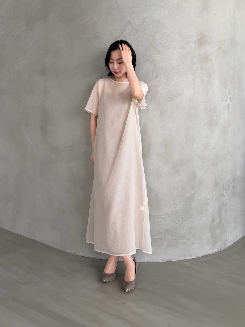 ホワイト系のワンピースを着用したレディースの春コーディネートの3枚目の写真