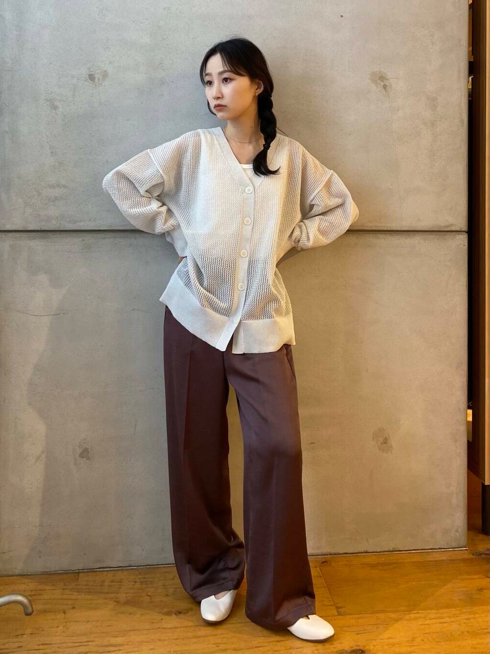 ホワイト系のタンクトップ、ホワイト系のパンプス、ブラウン系のその他パンツを着用したレディースの夏コーディネートの2枚目の写真