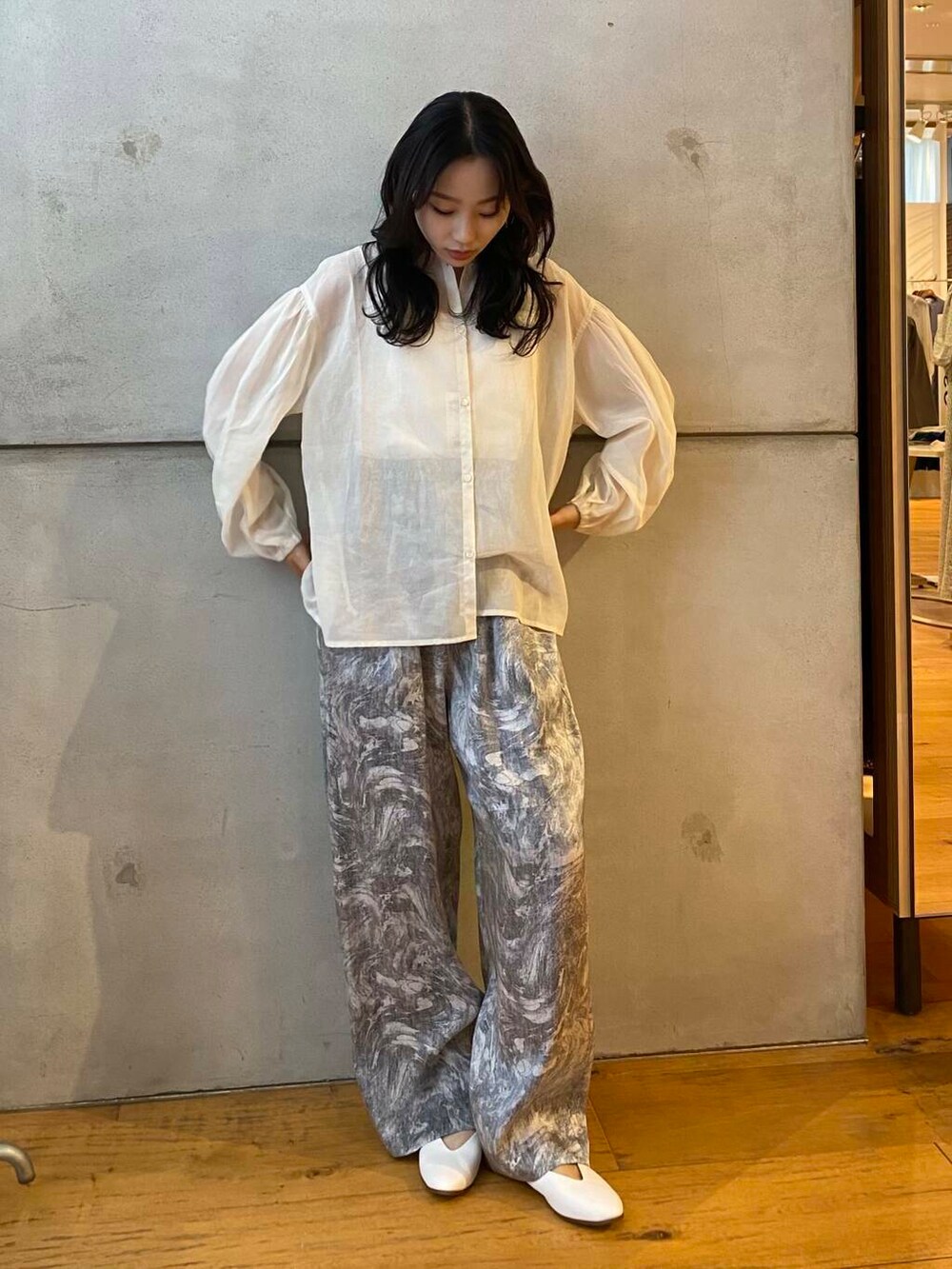 ホワイト系のパンプス、ベージュ系のその他パンツ、ホワイト系のシャツ/ブラウスを着用したレディースの夏コーディネートの4枚目の写真