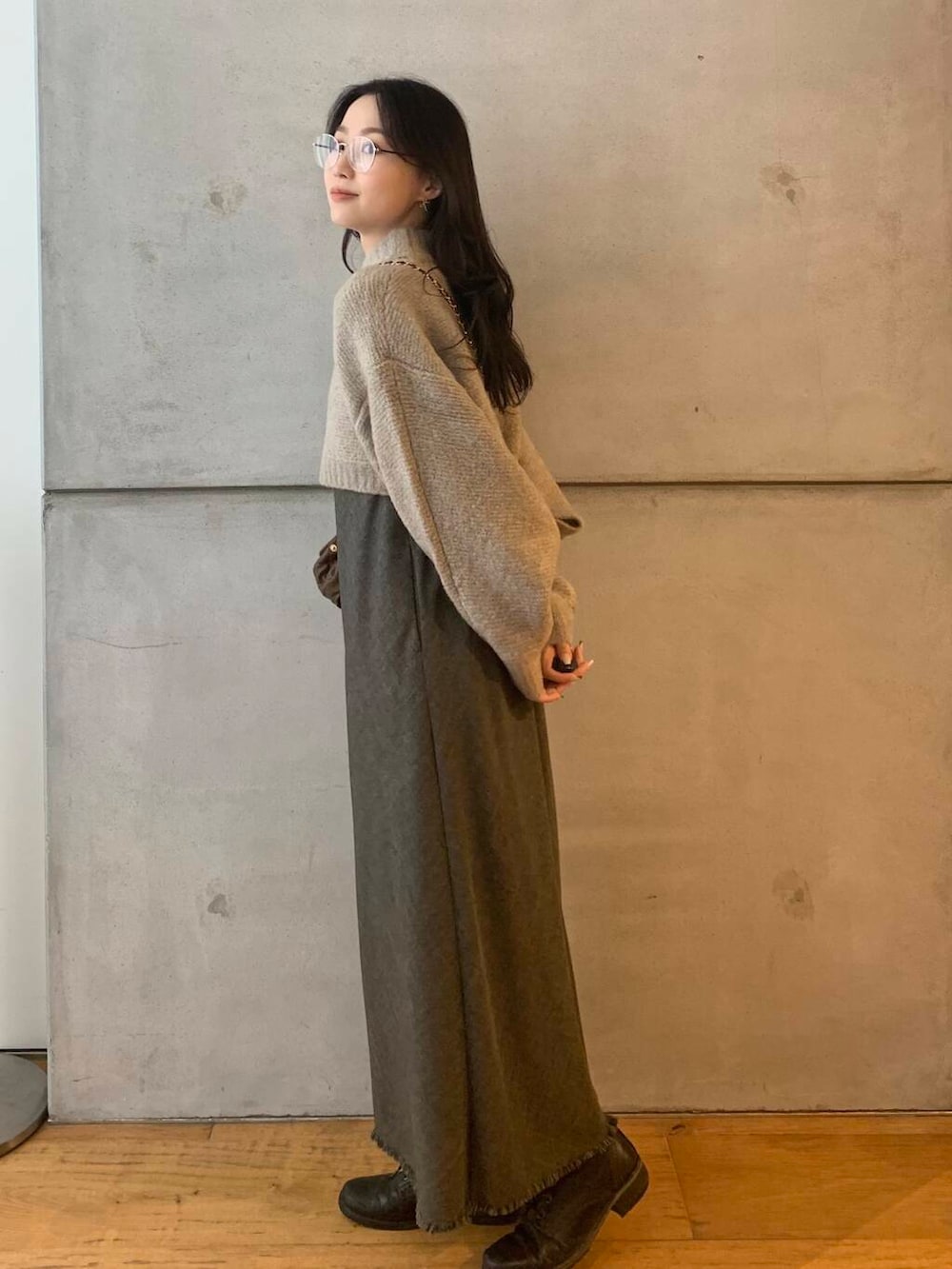 ブラウン系のショルダーバッグ、ブラウン系のワンピース、ベージュ系のニット/セーターを着用したレディースの秋コーディネートの5枚目の写真