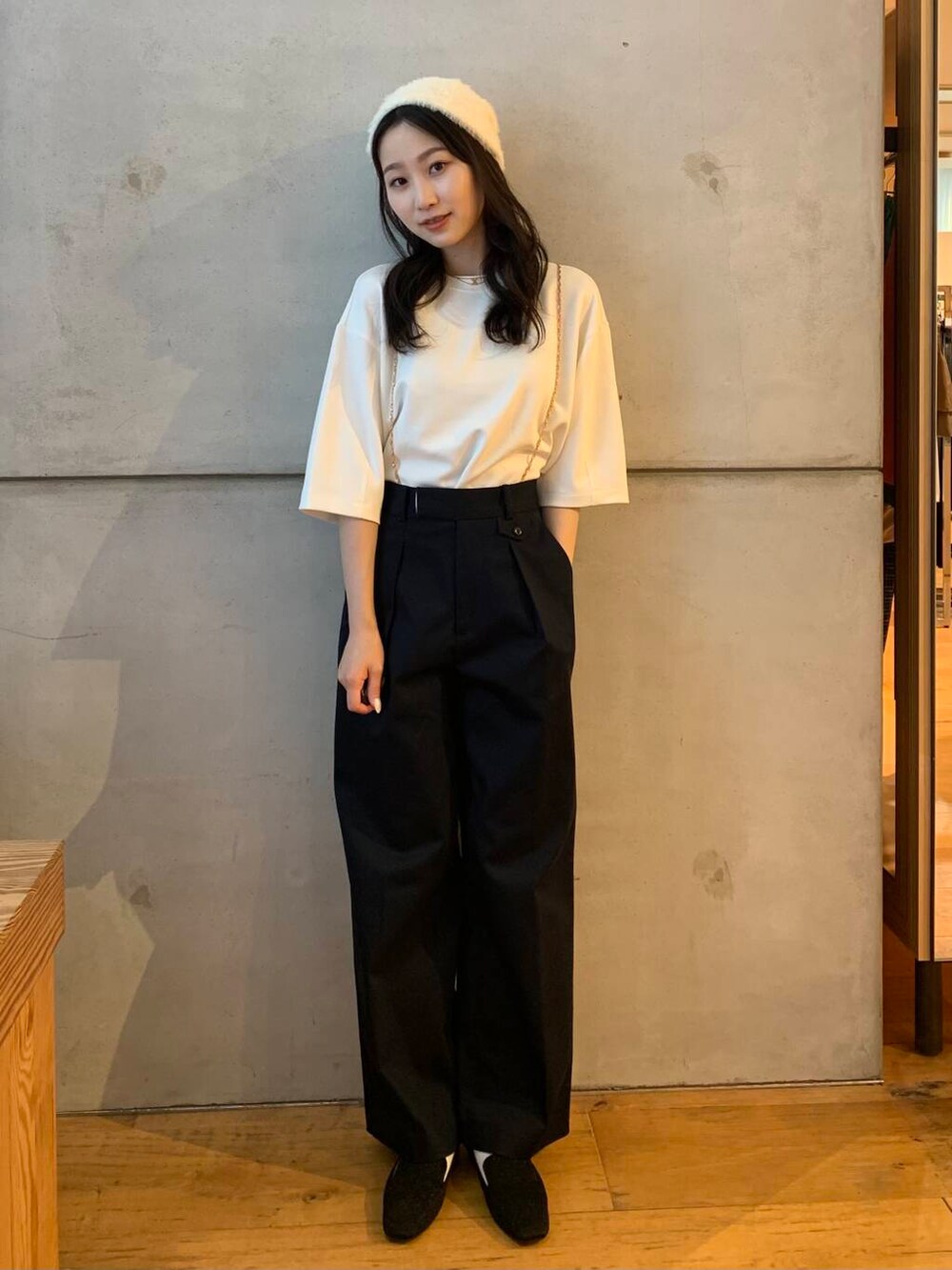 ブラック系のローファー、ホワイト系のTシャツ/カットソー、ベージュ系のチノパンツを着用したレディースの夏コーディネートの2枚目の写真