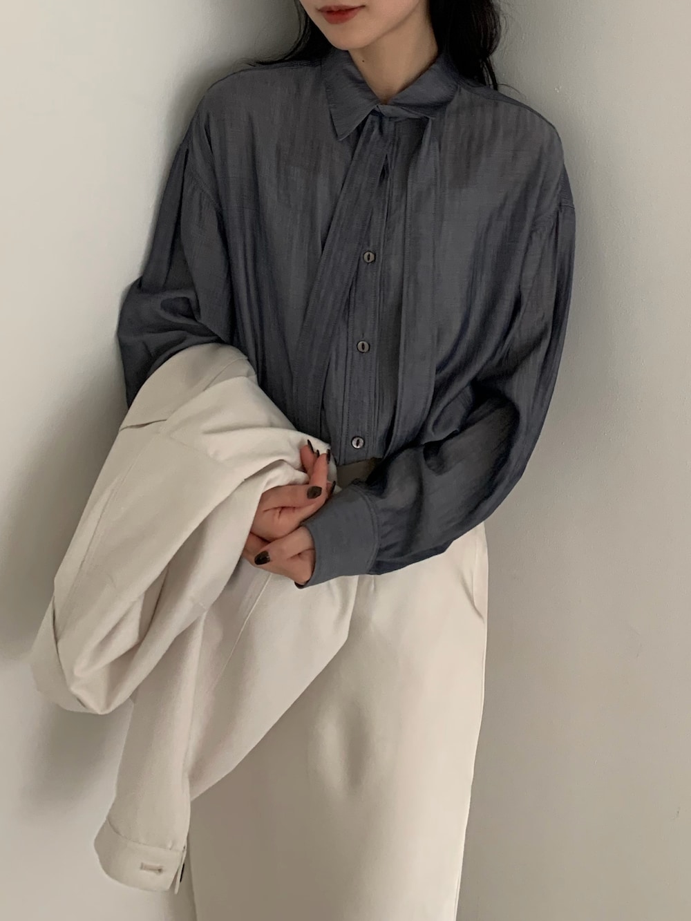 ブルー系のシャツ/ブラウス、ホワイト系のデニムジャケットを着用したレディースの冬コーディネートの2枚目の写真