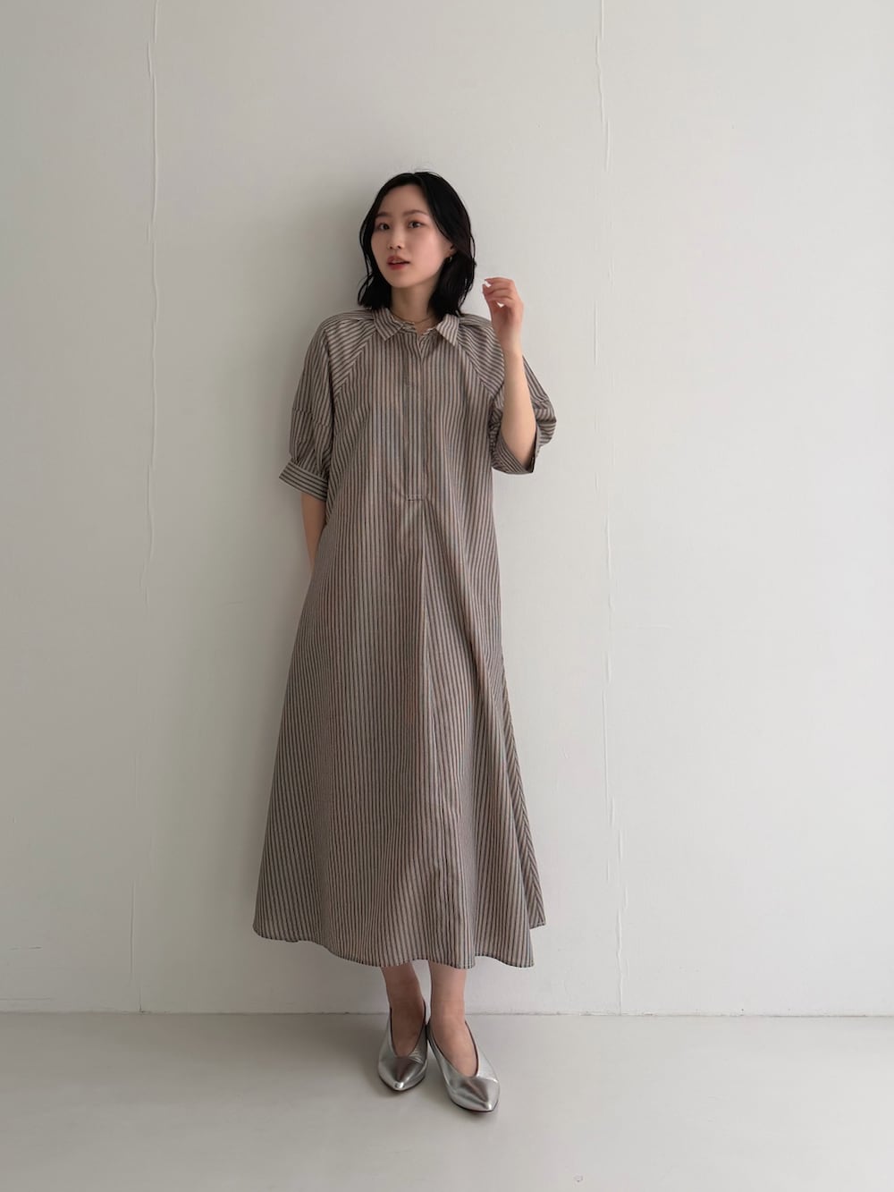 ブラウン系のワンピース、シルバー系のパンプスを着用したレディースの春コーディネートの3枚目の写真