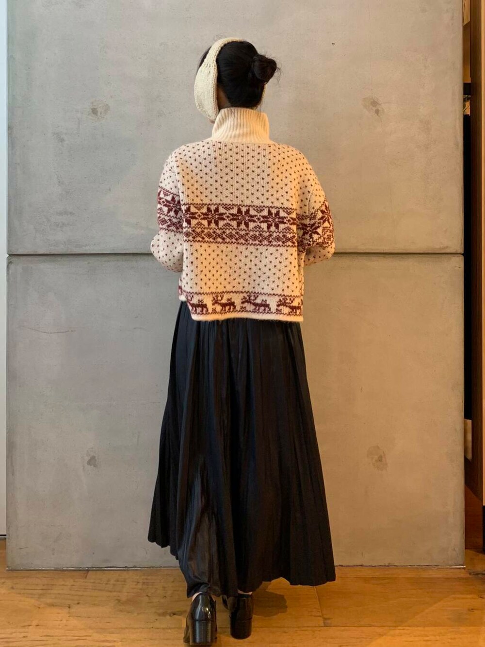 レッド系のニット/セーター、ブラック系のレインシューズ、ブルー系のスカートを着用したレディースの秋コーディネートの5枚目の写真