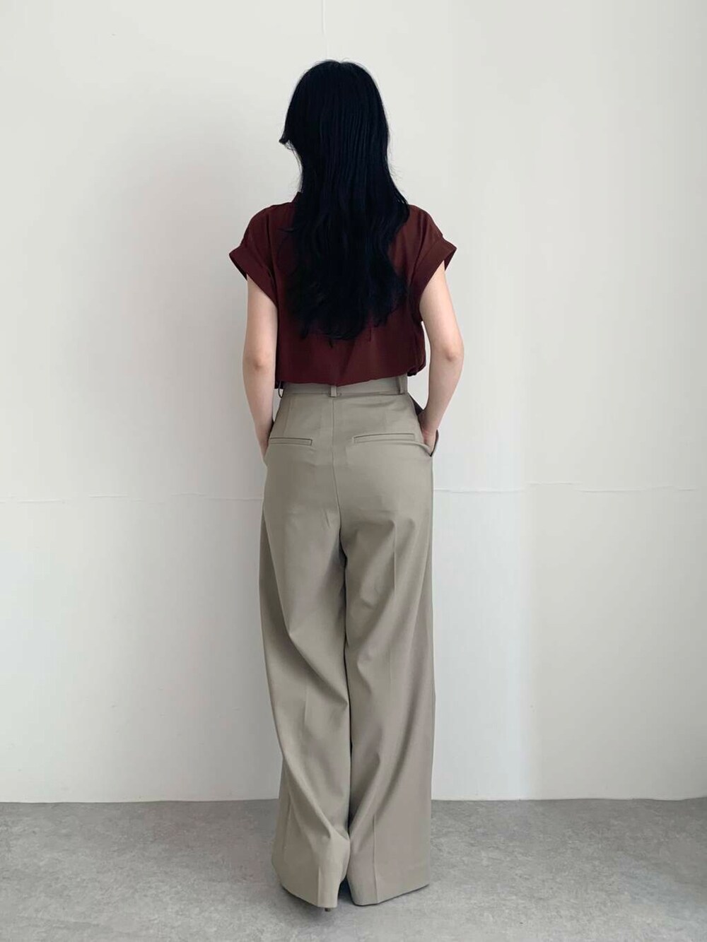 ブラウン系のパンプス、ブラウン系のその他パンツ、ブラウン系のシャツ/ブラウスを着用したレディースの夏コーディネートの3枚目の写真