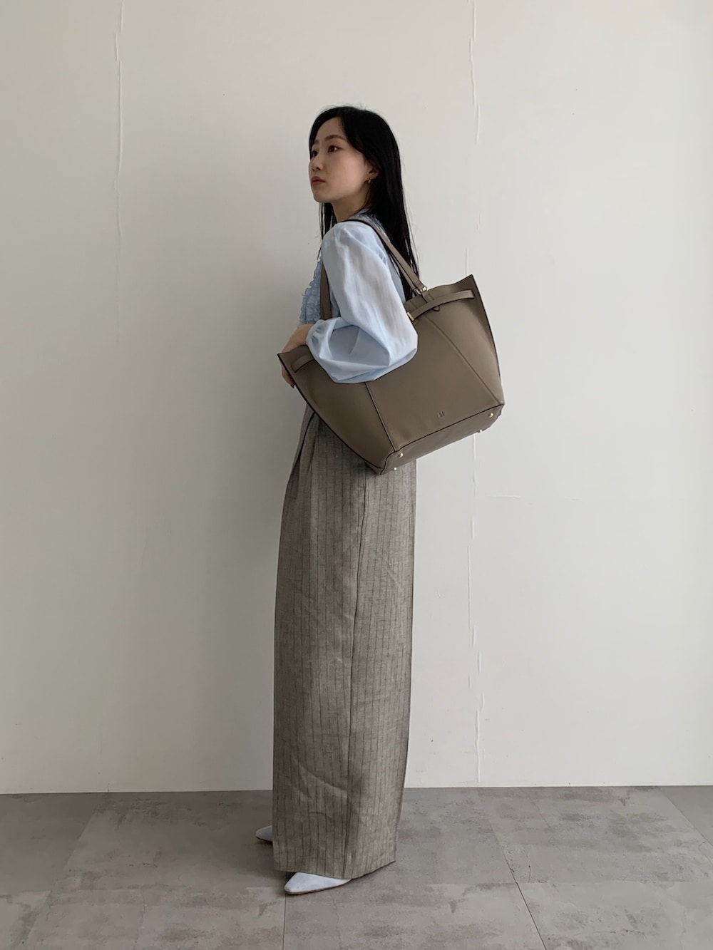 ブルー系のシャツ/ブラウス、グレー系のその他パンツを着用したレディースの冬コーディネートの3枚目の写真