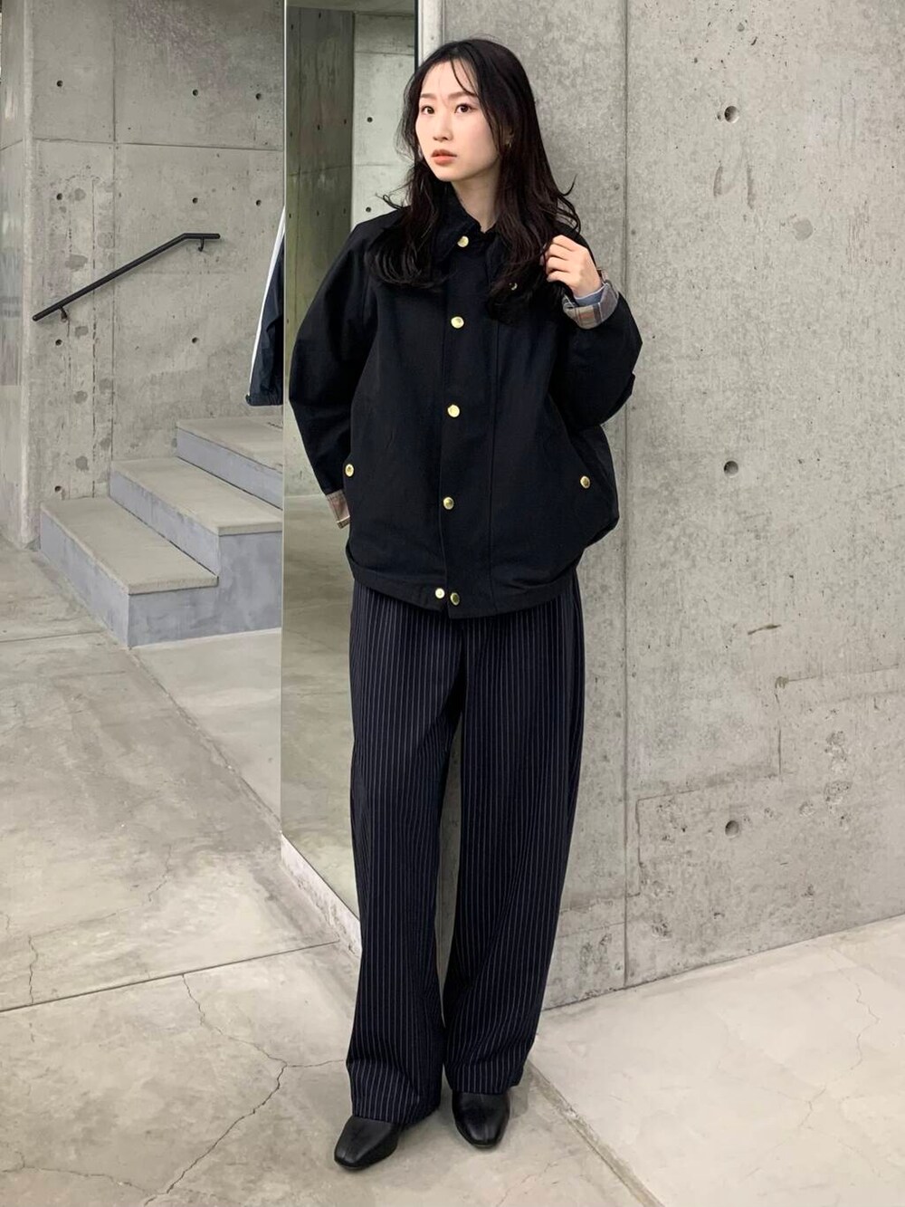 「アーバンリサーチ、URBANRESEARCH、babour、ブルベ夏、骨格ウェーブ、ブルベ夏×骨格ウェーブ、春のジャケットスタイル、スタッフが狙う春の新作」｜「URBAN RESEARCHのシープレザーショートブーツ（ブーツ、ブラック系）」を使った、美波さん（レディース・158cm）の冬コーディネートの2枚目の写真