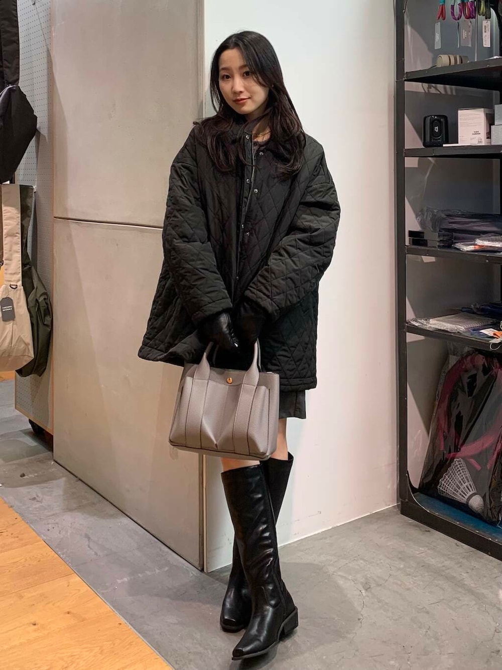 ブラック系のブーツ、グレー系のその他パンツ、グレー系のカーディガン/ボレロを着用したレディースの冬コーディネートの2枚目の写真