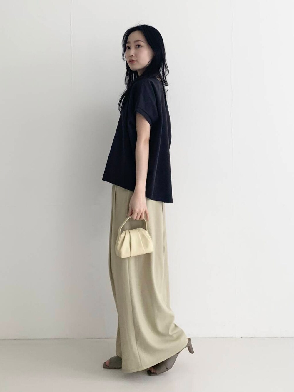 ベージュ系のその他パンツ、イエロー系のハンドバッグ、ブラウン系のTシャツ/カットソーを着用したレディースの春コーディネートの4枚目の写真