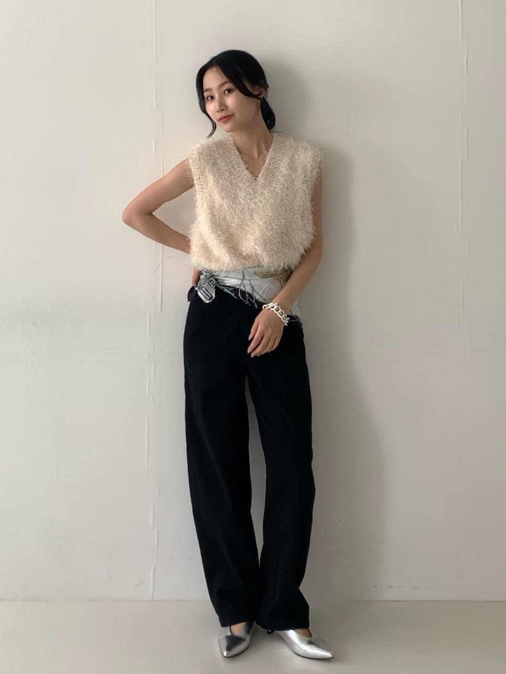 ホワイト系のベスト、ブラック系のその他パンツ、シルバー系のパンプスを着用したレディースの夏コーディネートの2枚目の写真