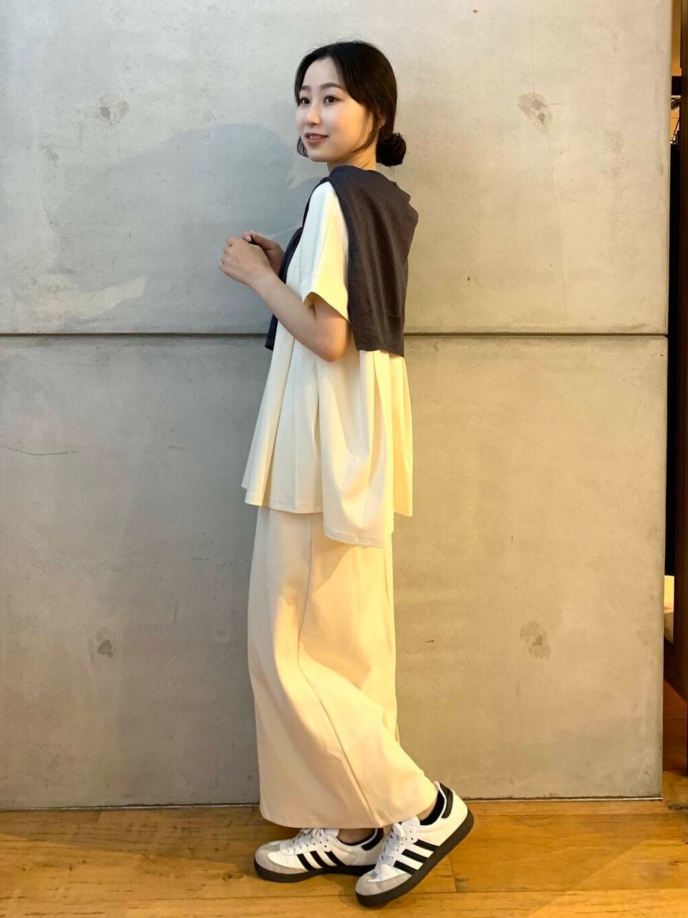 ホワイト系のスカート、グレー系のカーディガン/ボレロ、ホワイト系のTシャツ/カットソーを着用したレディースの夏コーディネートの3枚目の写真