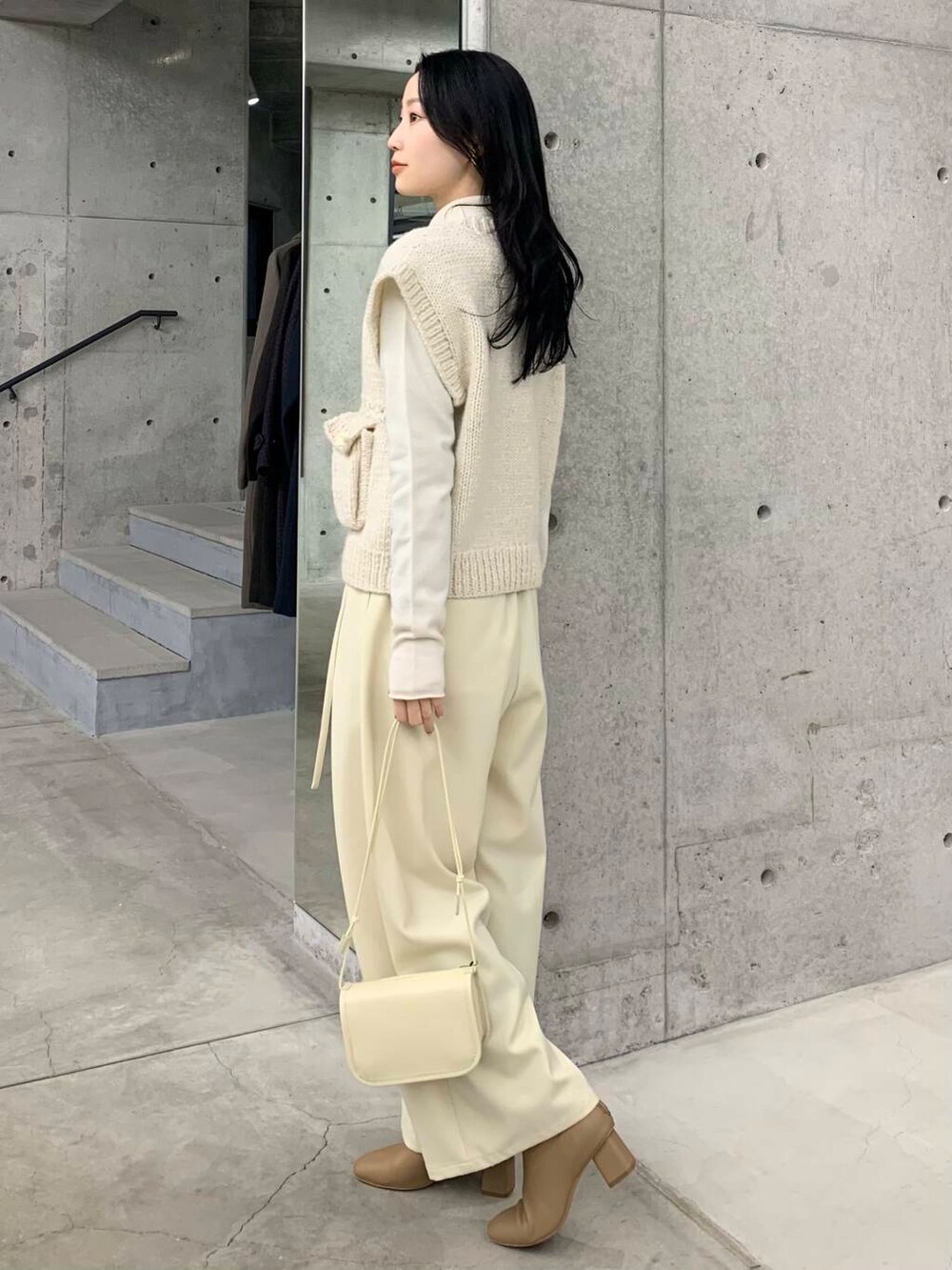 ベージュ系のブーツ、ホワイト系のその他パンツ、ホワイト系のベストを着用したレディースの冬コーディネートの6枚目の写真