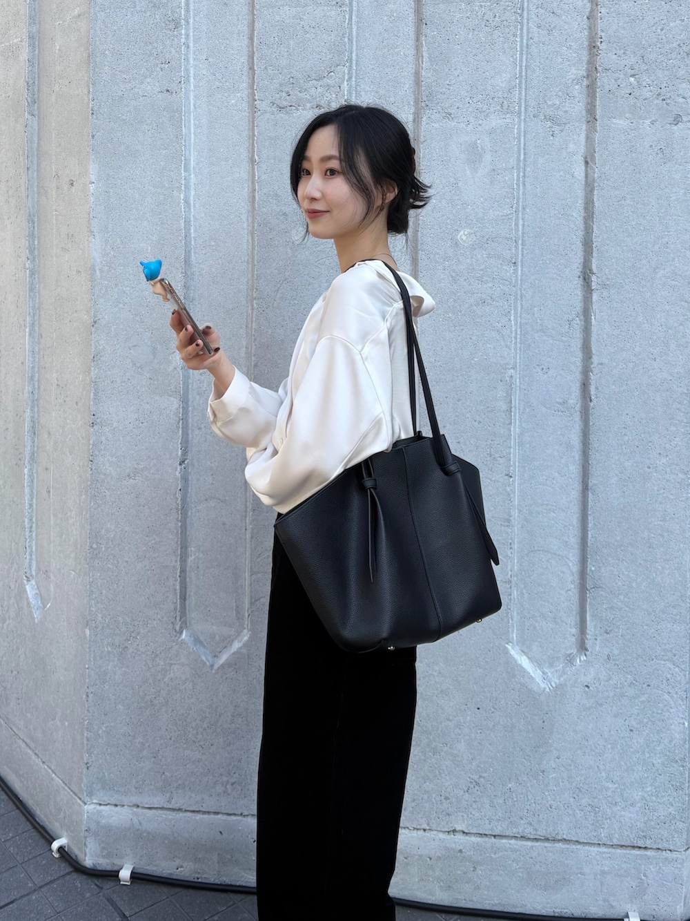 ホワイト系のシャツ/ブラウスを着用したレディースの春コーディネートの5枚目の写真