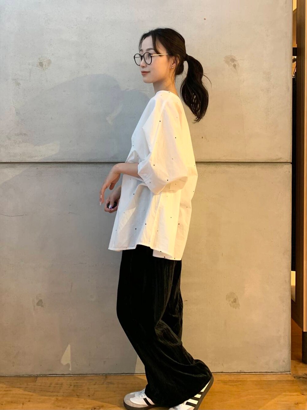 ホワイト系のシャツ/ブラウス、ホワイト系のスニーカー、ブラック系のその他パンツを着用したレディースの夏コーディネートの4枚目の写真