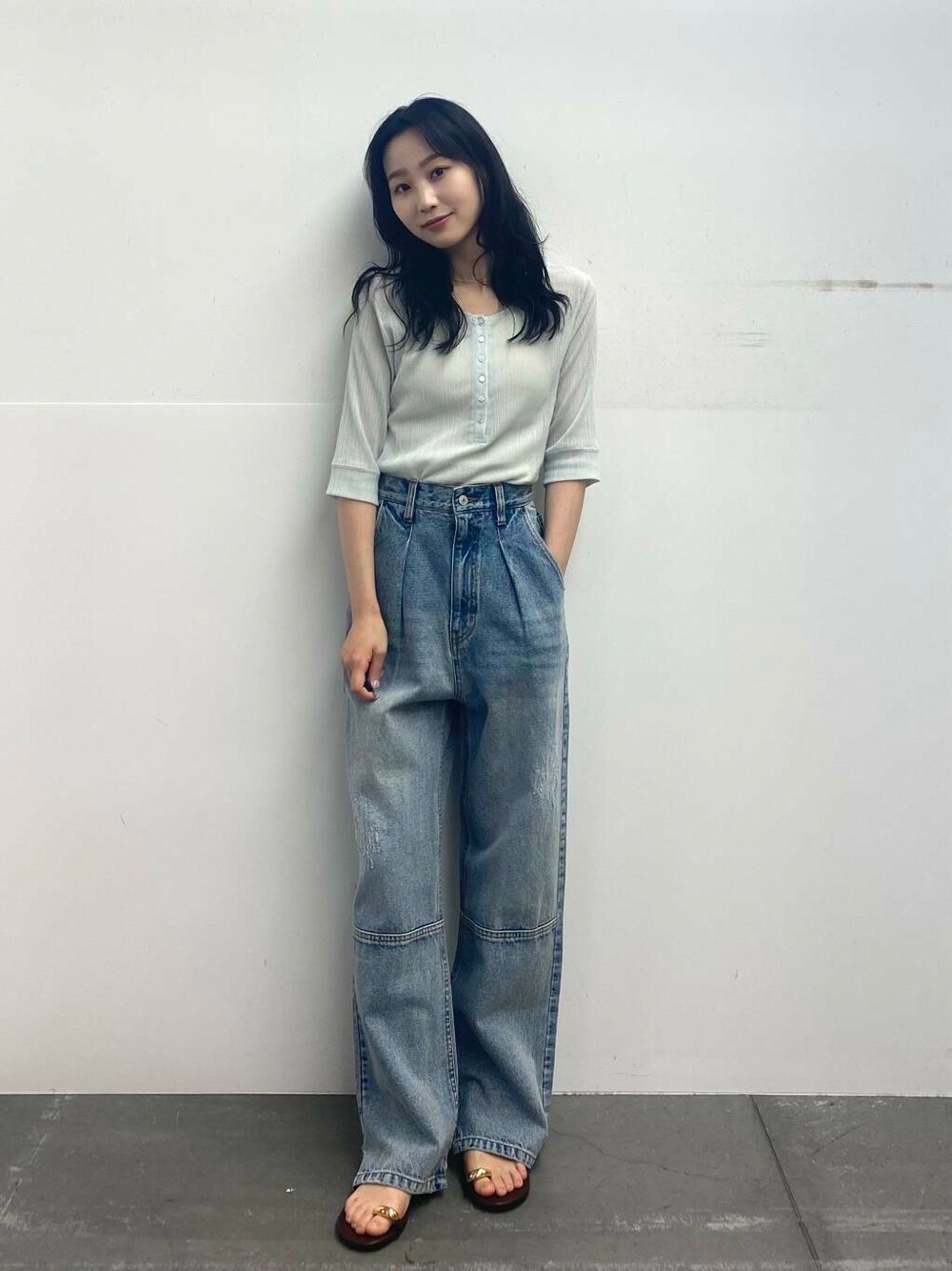 ブラウン系のサンダル、グリーン系のTシャツ/カットソー、ブルー系のデニムパンツを着用したレディースの夏コーディネートの3枚目の写真