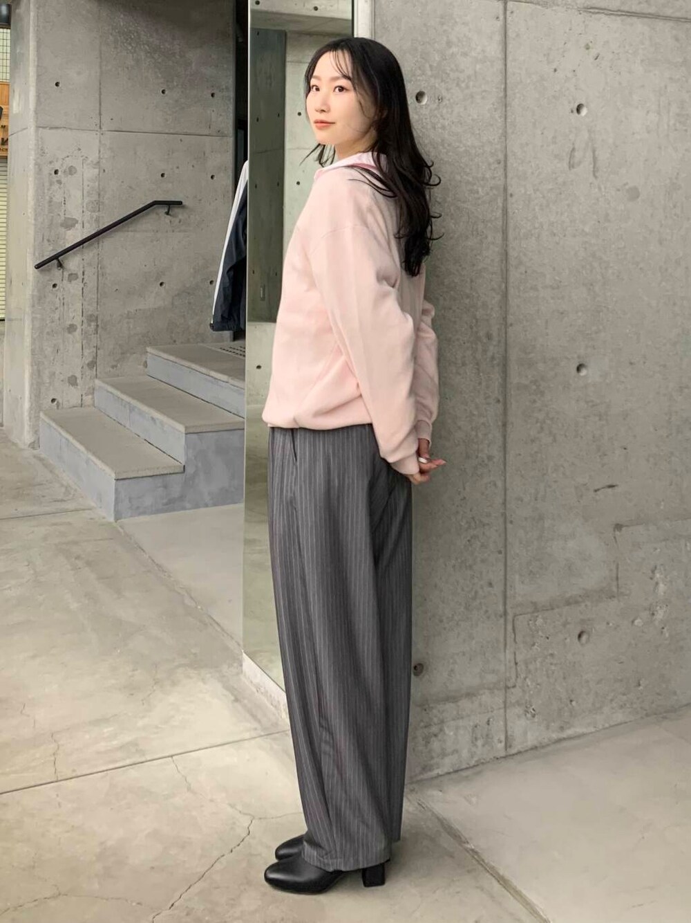 ブラック系のブーツ、ピンク系のシャツ/ブラウス、ピンク系のチュニックを着用したレディースの冬コーディネートの6枚目の写真