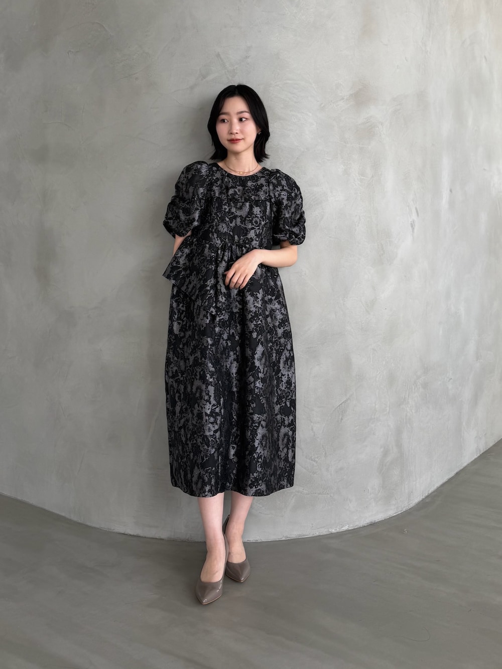 グレー系のワンピースを着用したレディースの冬コーディネートの3枚目の写真