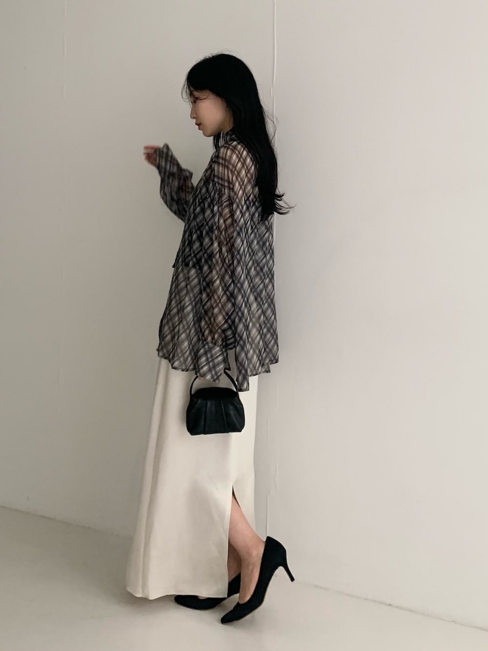 その他のシャツ/ブラウス、ホワイト系のスカート、ブラック系のハンドバッグを着用したレディースの秋コーディネートの3枚目の写真