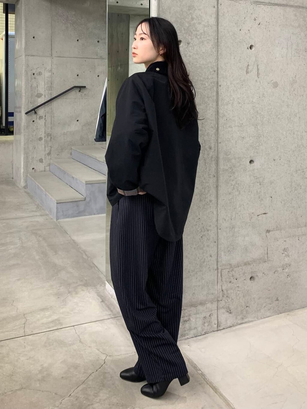 「アーバンリサーチ、URBANRESEARCH、babour、ブルベ夏、骨格ウェーブ、ブルベ夏×骨格ウェーブ、春のジャケットスタイル、スタッフが狙う春の新作」｜「URBAN RESEARCHのシープレザーショートブーツ（ブーツ、ブラック系）」を使った、美波さん（レディース・158cm）の冬コーディネートの6枚目の写真