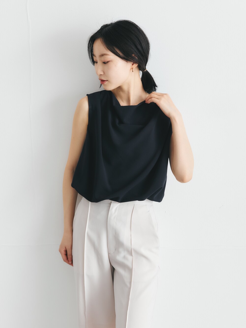 ブルー系のシャツ/ブラウス、ベージュ系のその他パンツを着用したレディースの春コーディネートの2枚目の写真