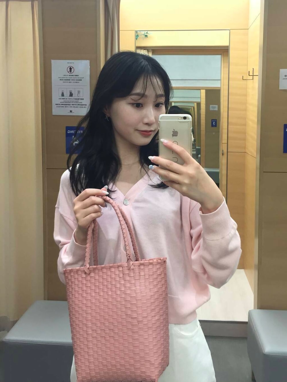 ピンク系のトートバッグ、ピンク系のカーディガン/ボレロ、ホワイト系のその他パンツを着用したレディースの夏コーディネートの5枚目の写真