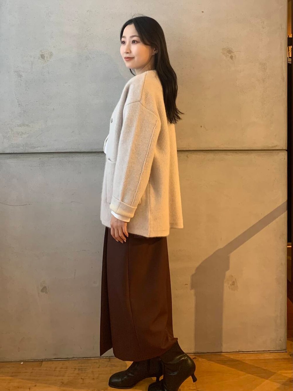 ブラック系のブーツ、グレー系のカーディガン/ボレロ、ホワイト系のシャツ/ブラウスを着用したレディースの秋コーディネートの7枚目の写真