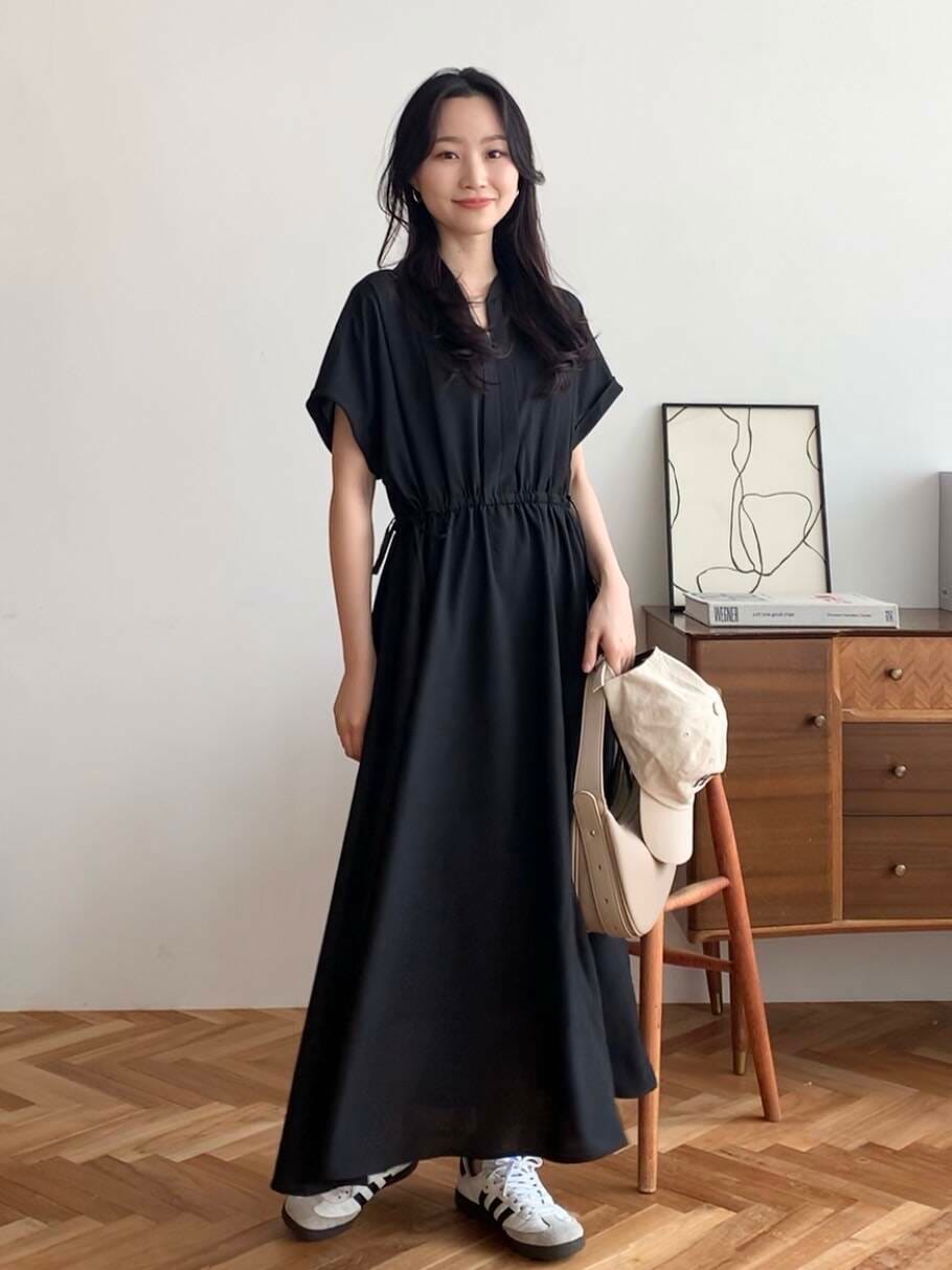 「休日コーデ、休日スタイル、ROSSO、骨格ウェーブ、キレイめスタイル、ウォッシャブル素材、初夏のお出掛けコーデ、テーマパークコーデ、ブルベ夏×骨格ウェーブ、ワンピース×低身長、sip2412」｜「URBAN RESEARCH ROSSO WOMENの『再入荷予定』ウォッシャブルセミシアーキーネックワンピース（ワンピース、ブラック系）」を使った、美波さん（レディース・158cm）の夏コーディネートの3枚目の写真