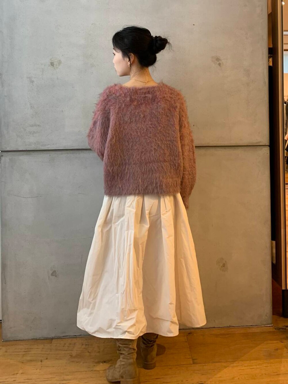 ピンク系のニット/セーター、ホワイト系のスカートを着用したレディースの秋コーディネートの7枚目の写真