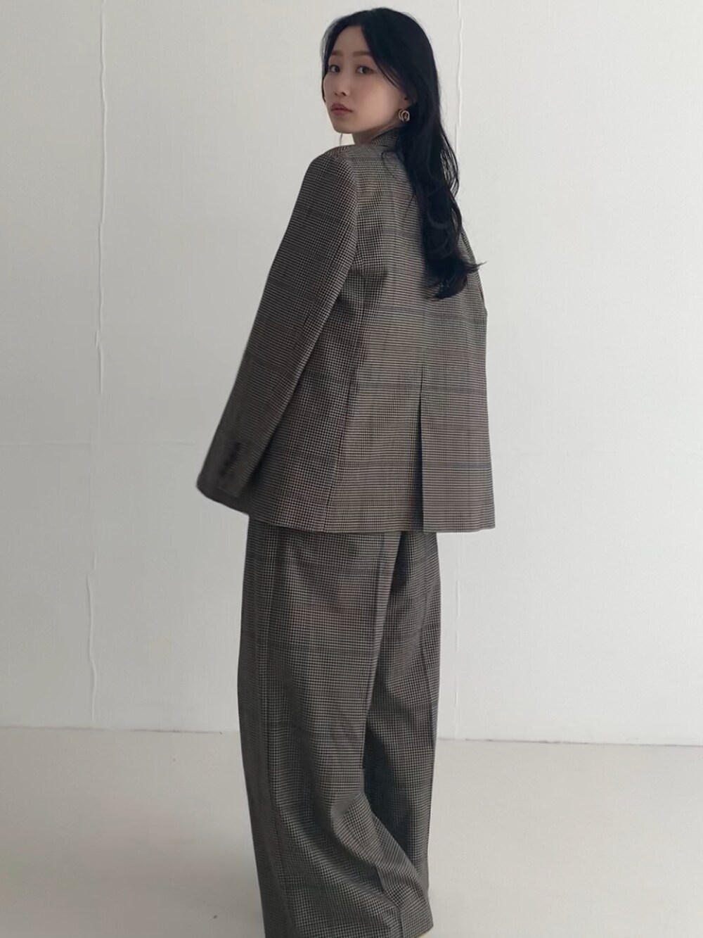 ホワイト系のシャツ/ブラウス、ブラウン系のその他アウター、ベージュ系のその他シューズを着用したレディースの秋コーディネートの3枚目の写真