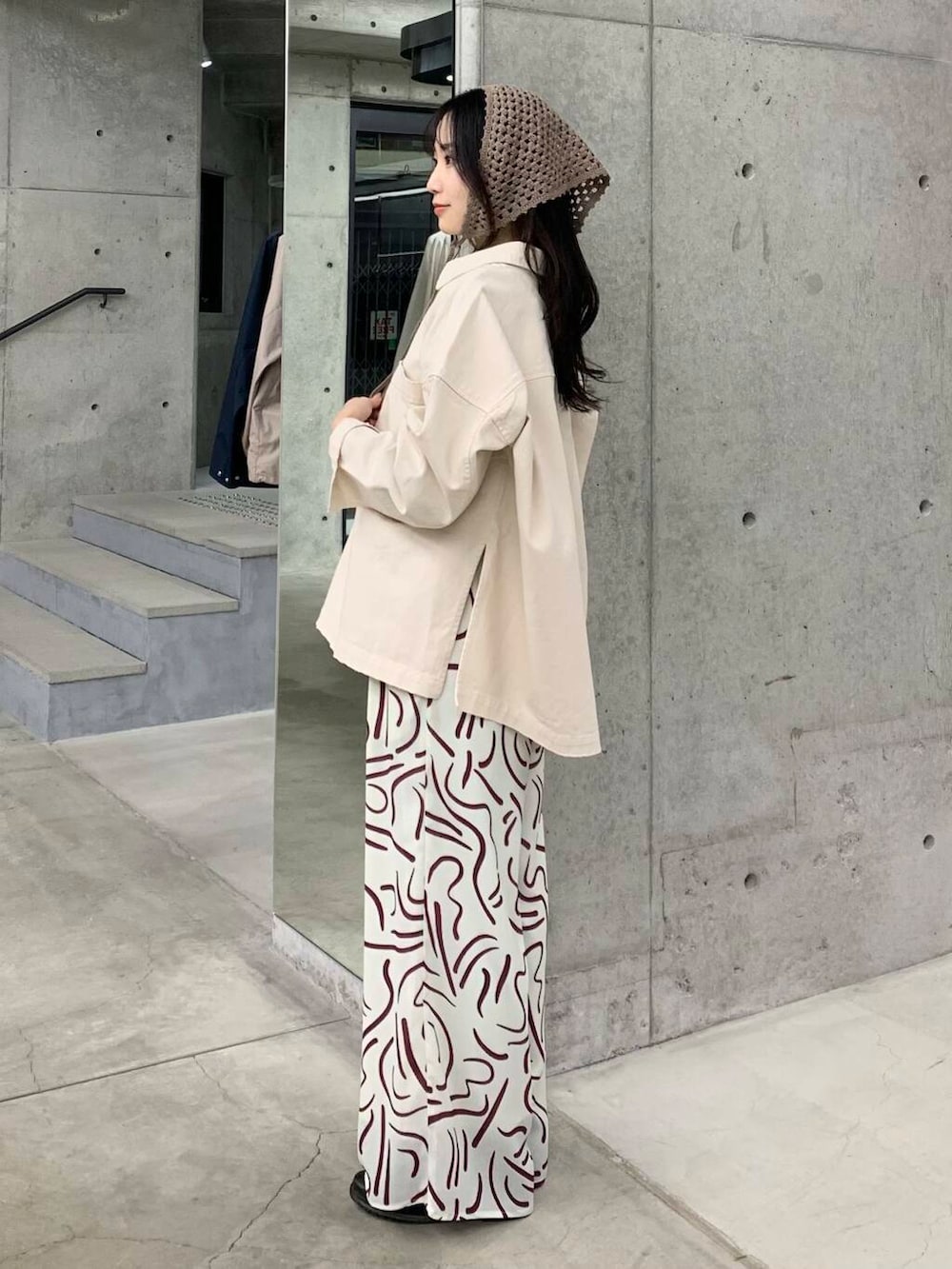 レッド系のその他パンツ、ホワイト系のシャツ/ブラウス、ベージュ系のバンダナ/スカーフを着用したレディースの冬コーディネートの6枚目の写真