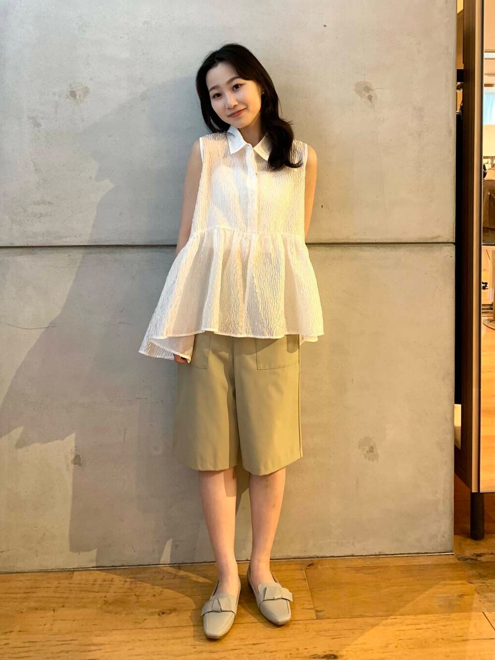 グレー系のドレスシューズ、ベージュ系のその他パンツ、ホワイト系のシャツ/ブラウスを着用したレディースの夏コーディネートの2枚目の写真